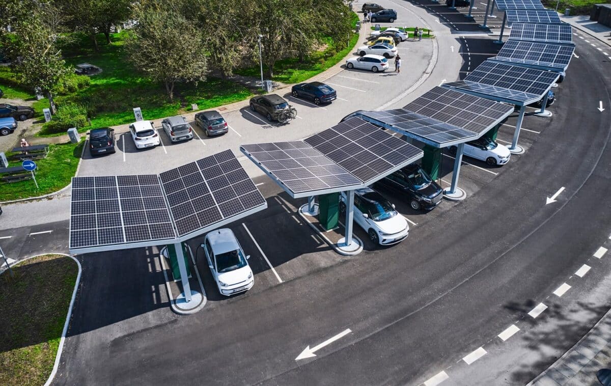 Overdækninger med solceller til Vejdirektoratets ladestationer på rasteplads Lillebælt