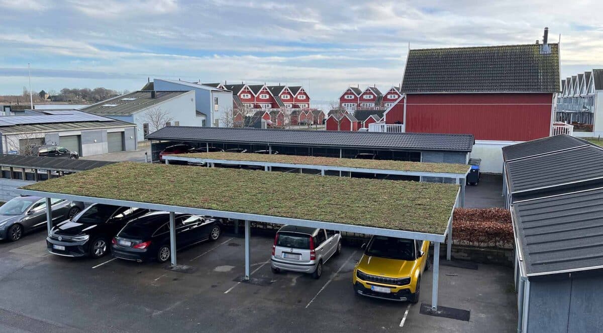 Overdækninger med sedumtag til bilparkering hos Korvethusene