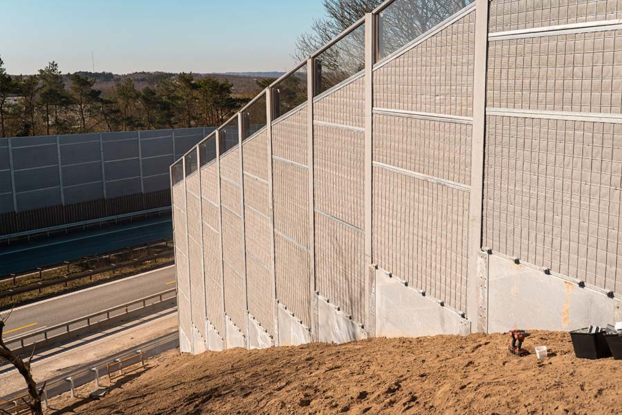 DAV NORDIC støjskærm på skråning langs E45 ved Aalborg