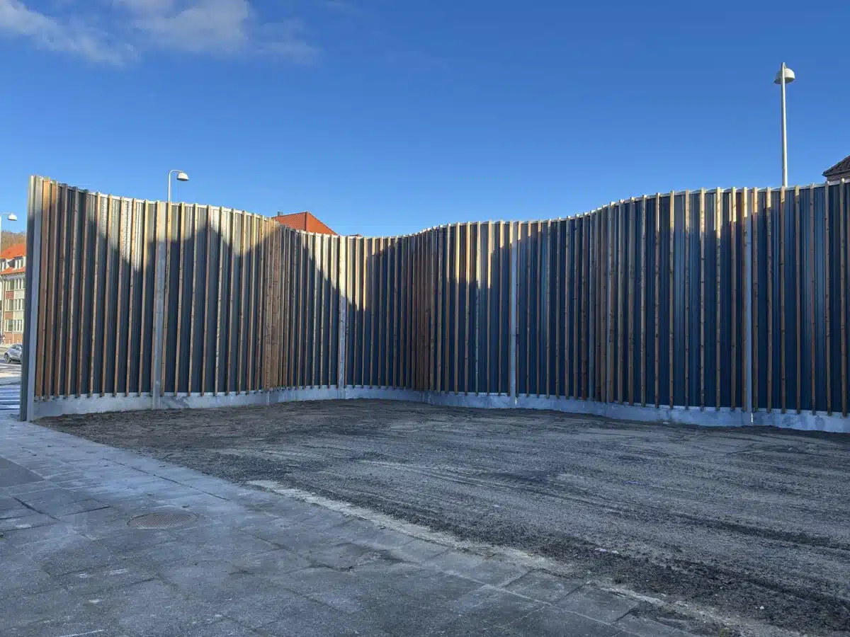 Bagsiden af krum skærm med lameller