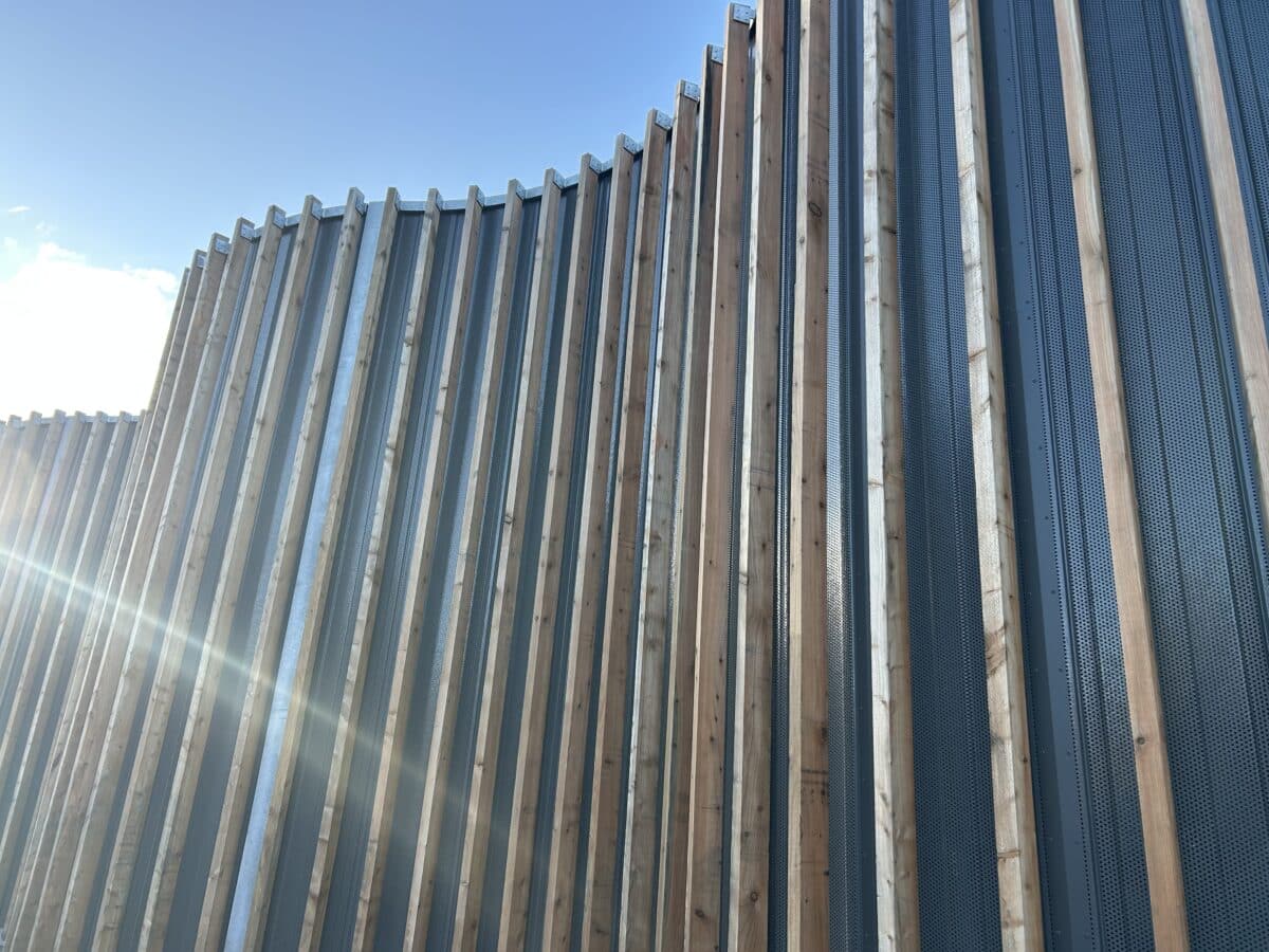 Bølget skærm med lameller