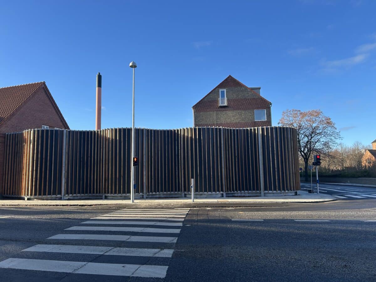 Krum støjskærm på hjørne