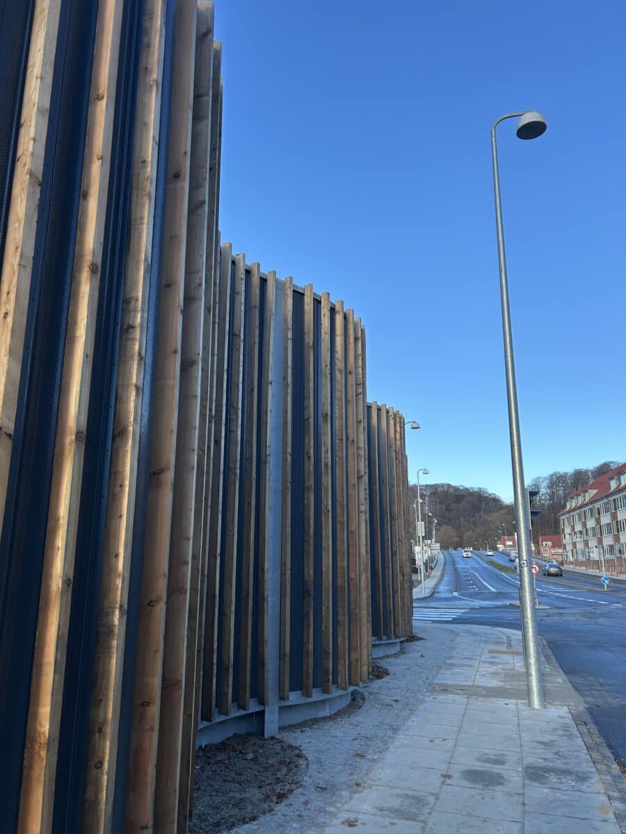 Støjskærm med bølger